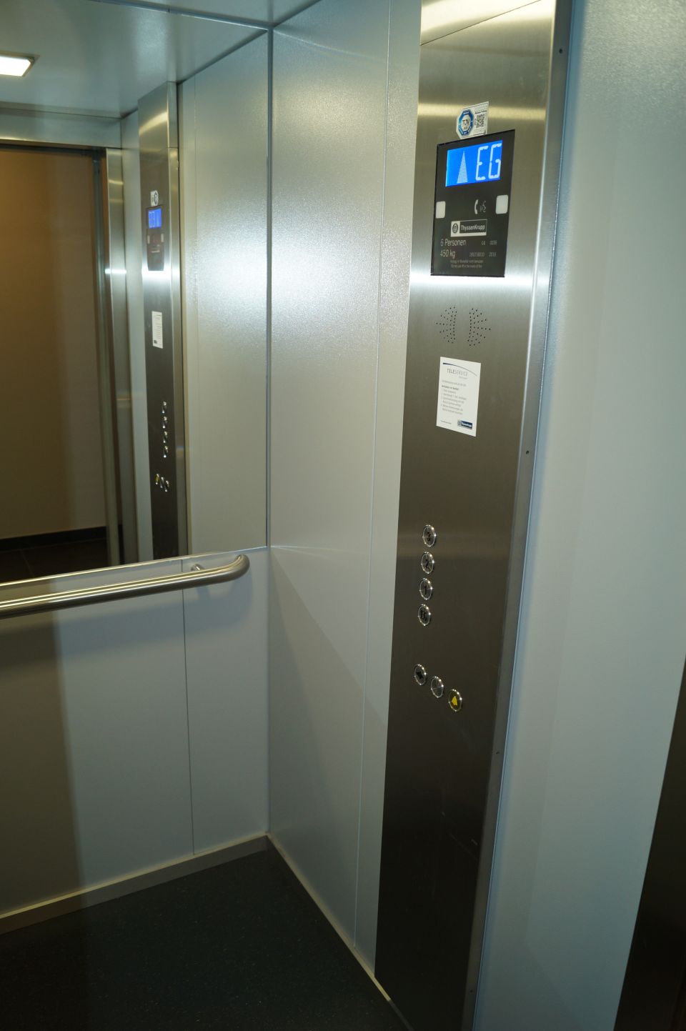 Tolle 2 Zimmer Stadt - Wohnung ( mit kleiner Hinterhofterrasse )