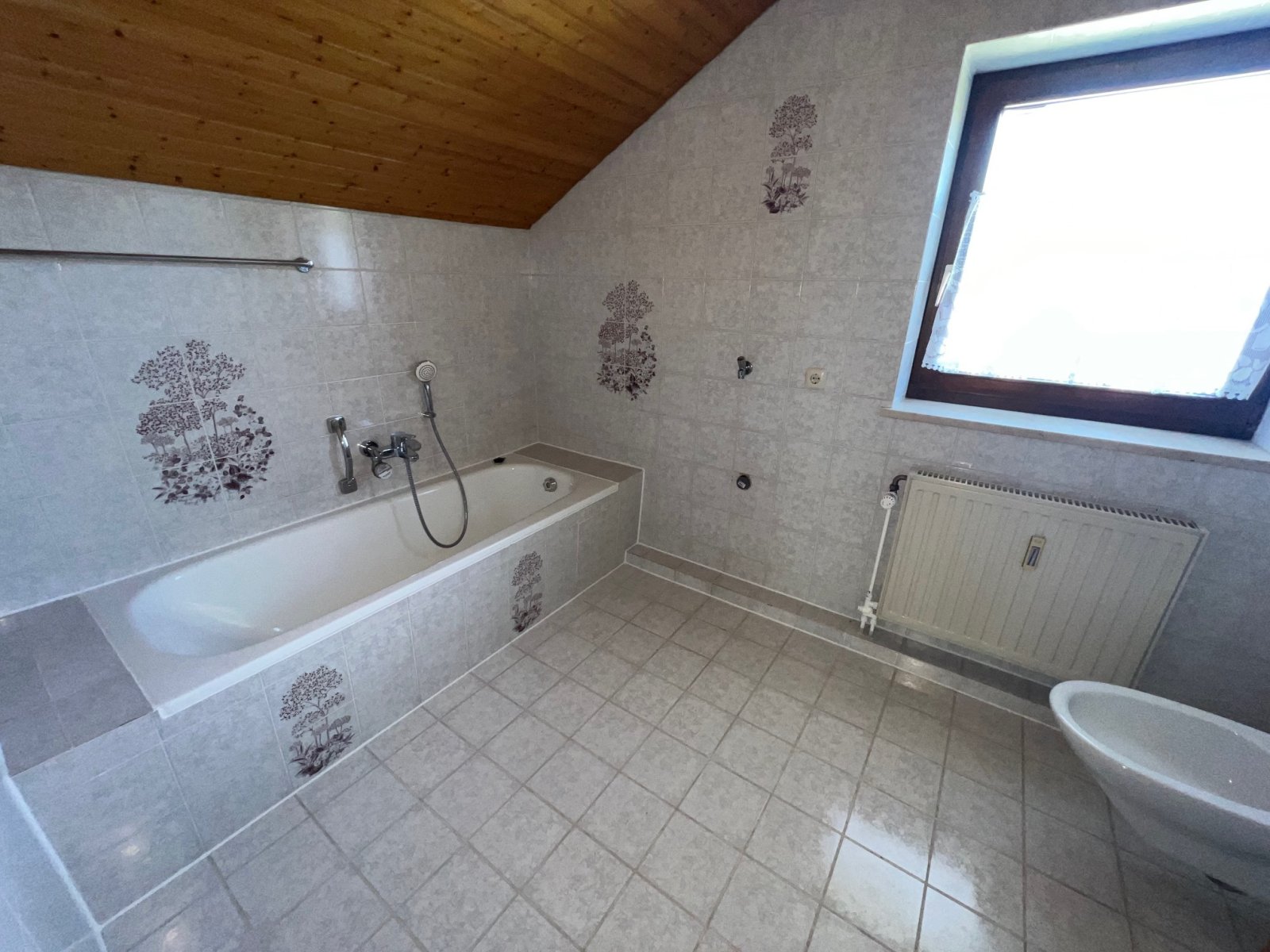 Gemütliche Dachgeschoss-Wohnung mit Stellplatz 