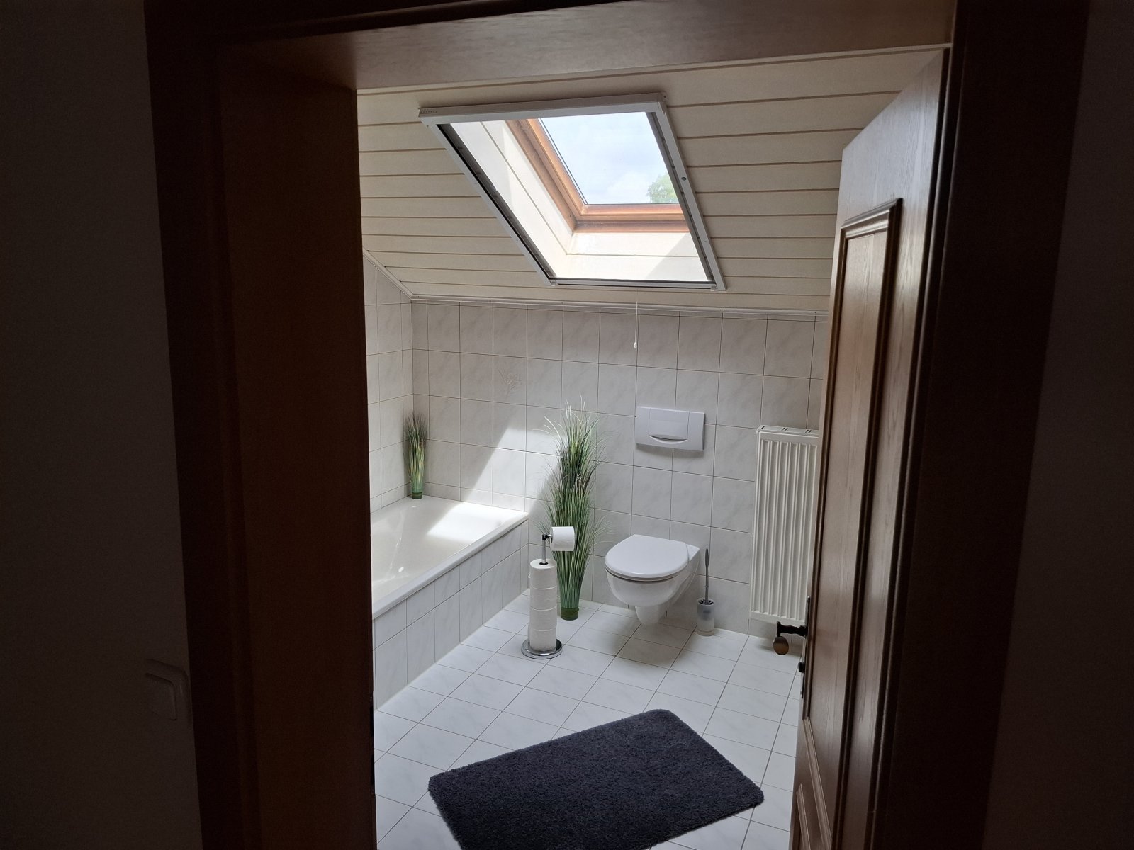 Schöne Doppelhaushälfte (mit Wintergarten) in ruhiger Wohnsiedlungslage