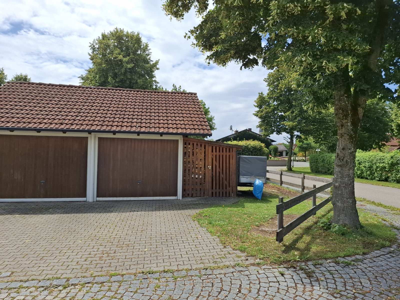 Schöne Doppelhaushälfte (mit Wintergarten) in ruhiger Wohnsiedlungslage