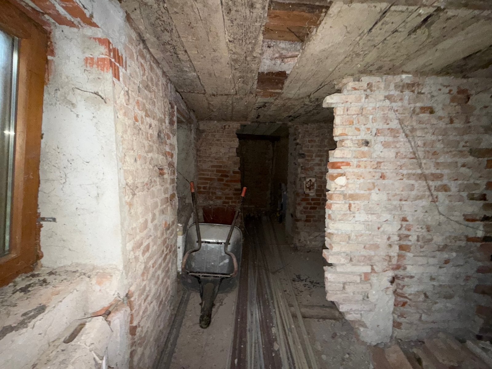 Rohbauhaus mit zusätzlichem Wiesengrundstück