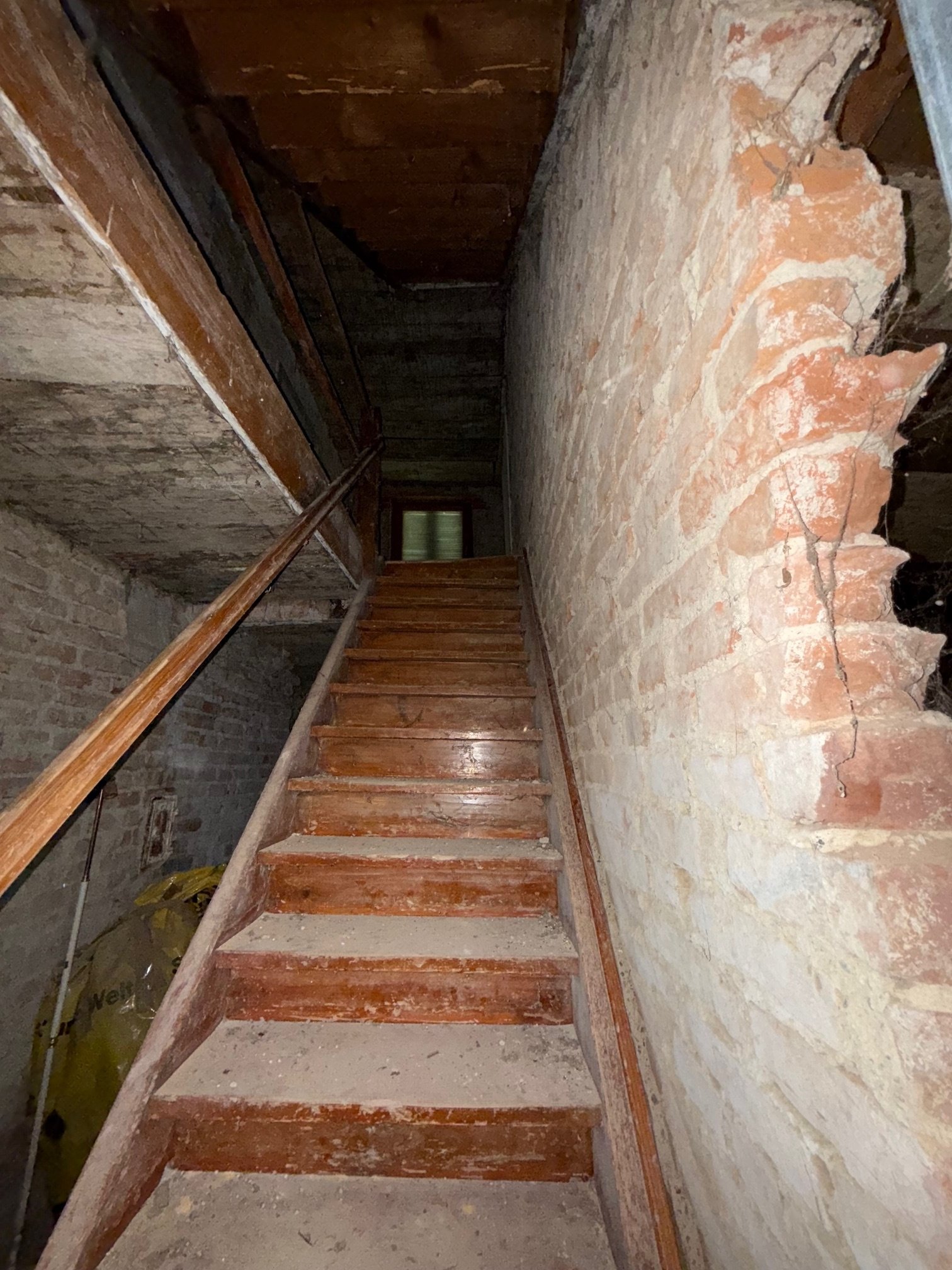 Rohbauhaus mit zusätzlichem Wiesengrundstück