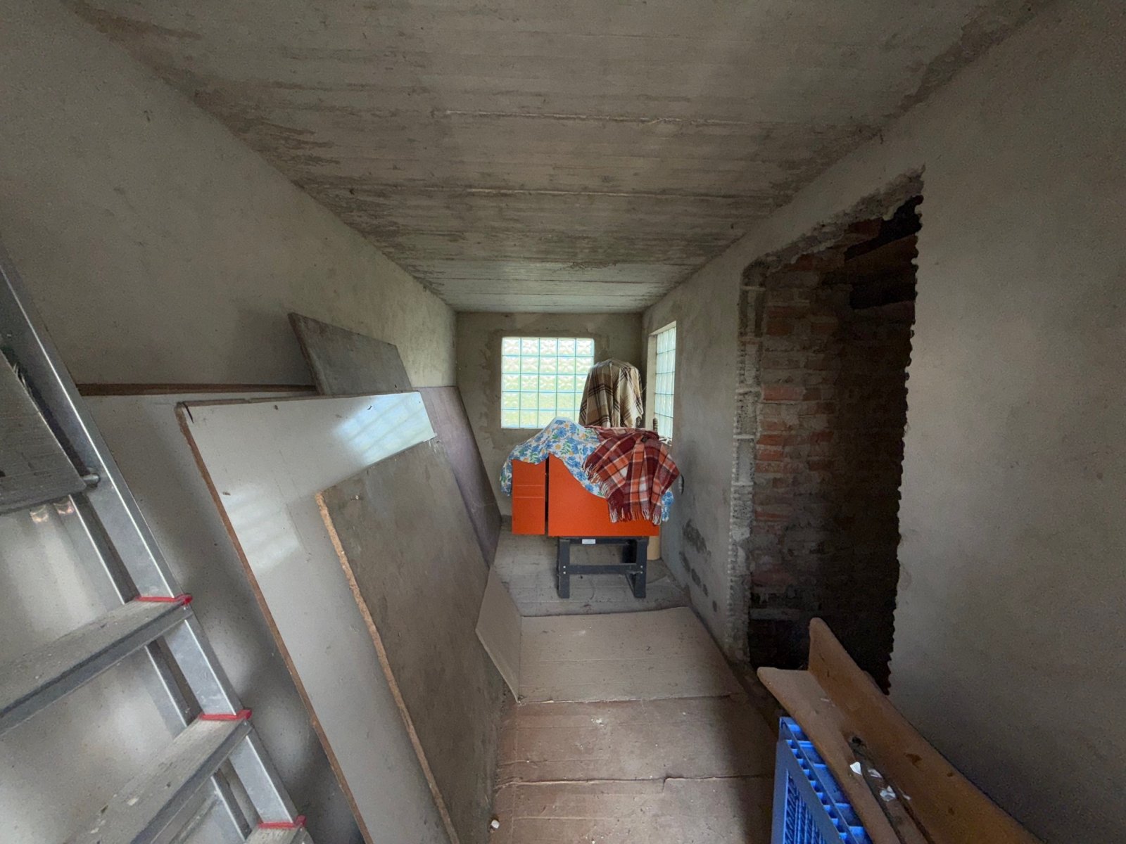 Rohbauhaus mit zusätzlichem Wiesengrundstück