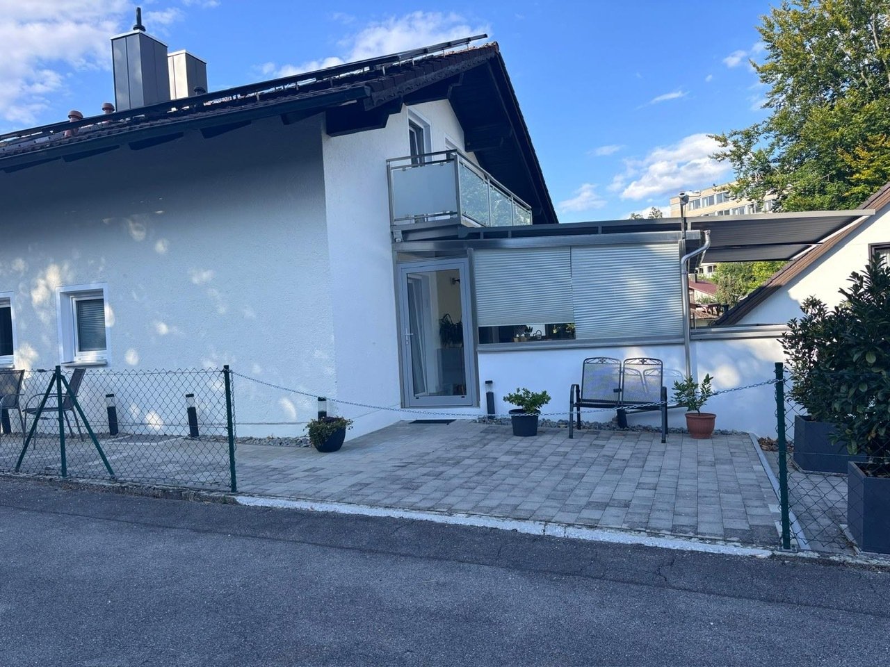 Kompl. renoviertes Wohnhaus mit Einliegerwohnung in ruhiger Wohnsiedlungslage