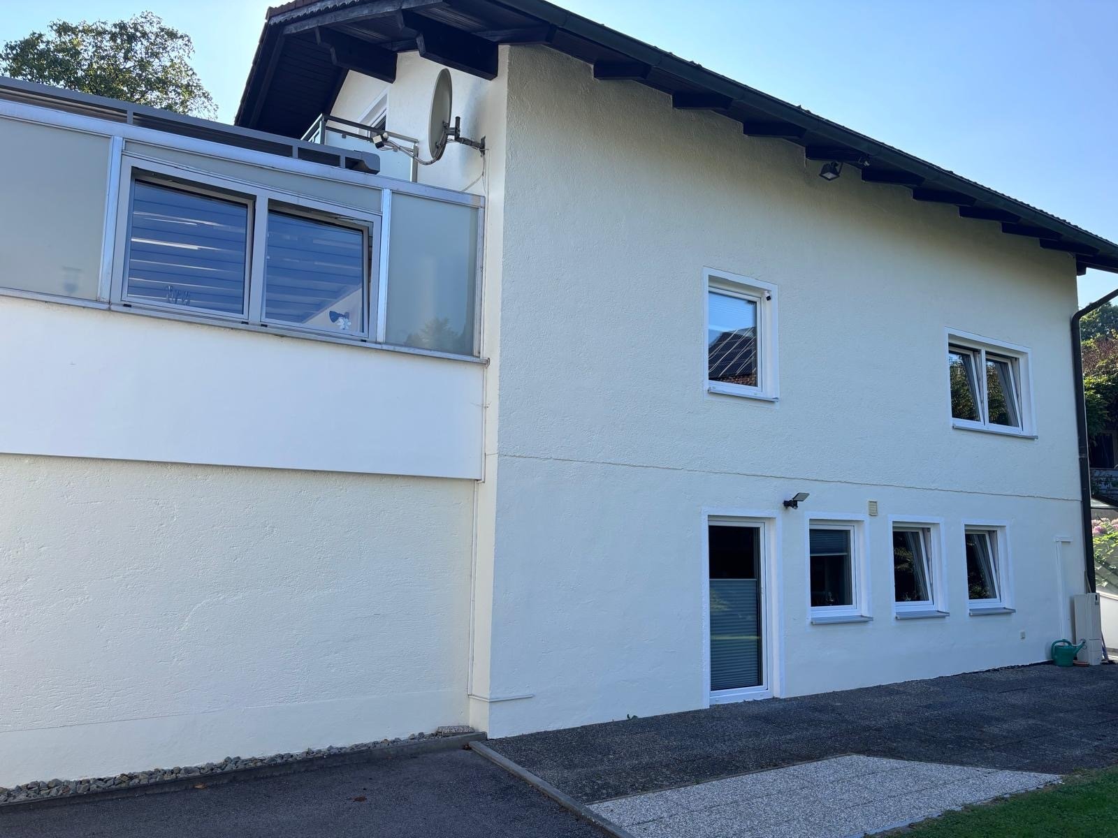 Kompl. renoviertes Wohnhaus mit Einliegerwohnung in ruhiger Wohnsiedlungslage