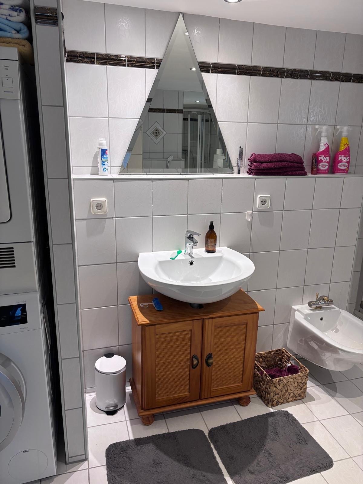 Kompl. renoviertes Wohnhaus mit Einliegerwohnung in ruhiger Wohnsiedlungslage