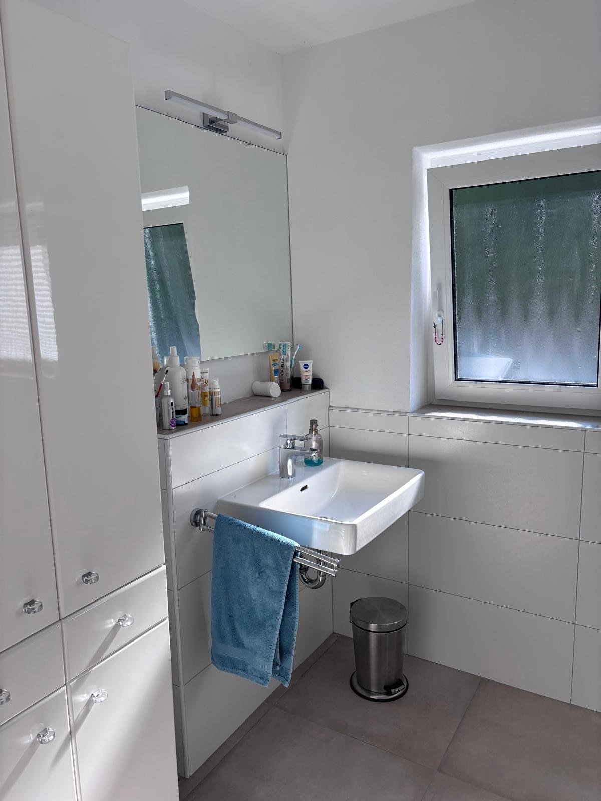 Kompl. renoviertes Wohnhaus mit Einliegerwohnung in ruhiger Wohnsiedlungslage