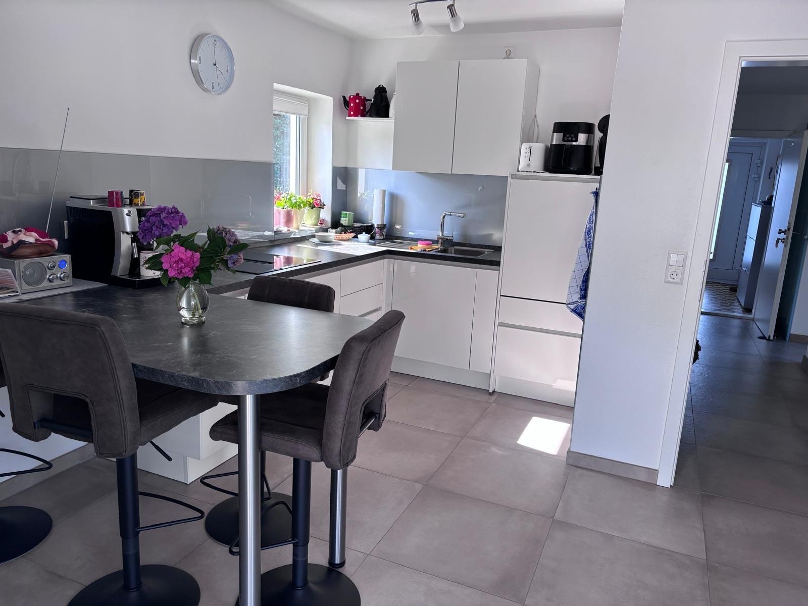 Kompl. renoviertes Wohnhaus mit Einliegerwohnung in ruhiger Wohnsiedlungslage