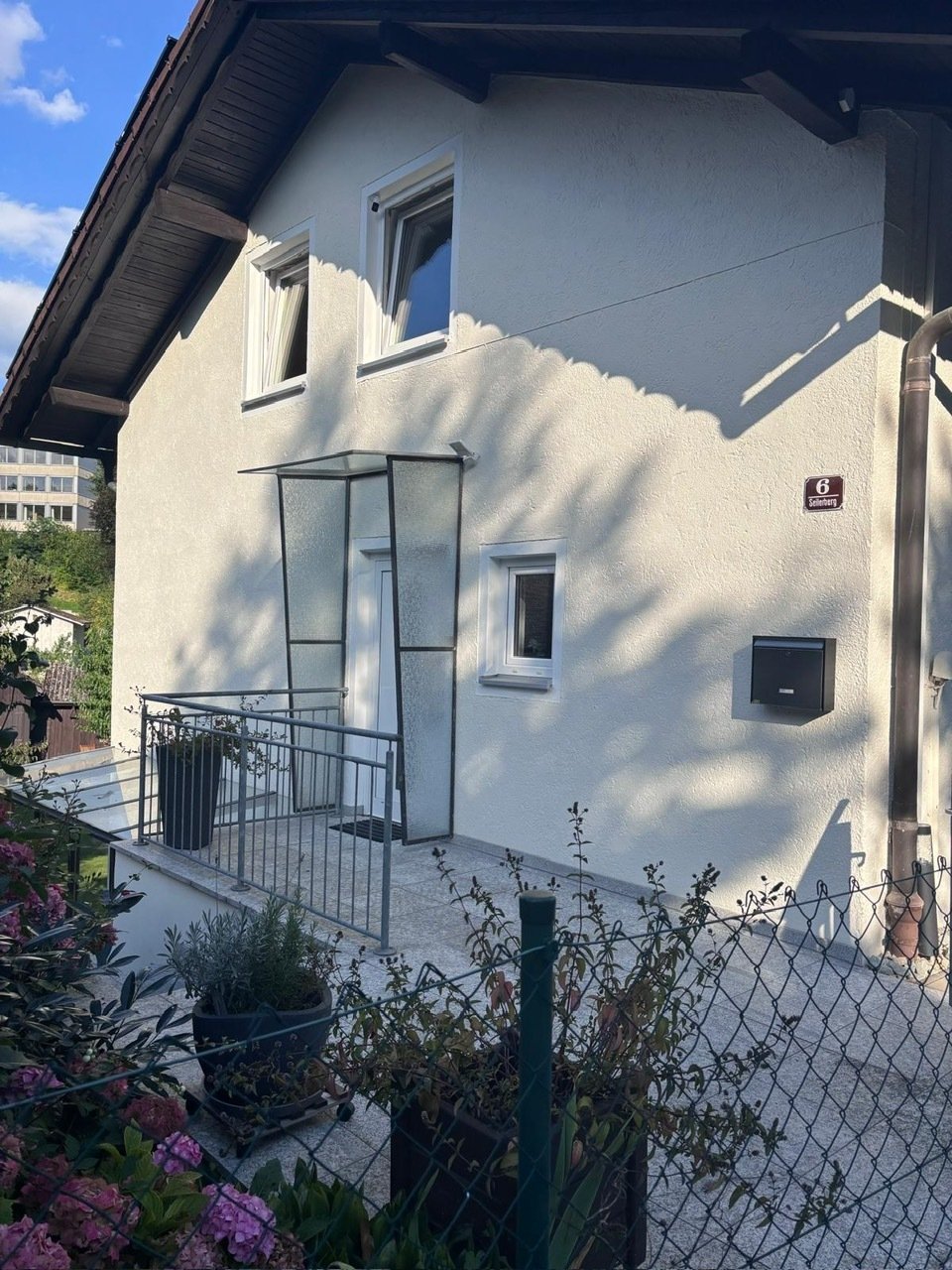 Kompl. renoviertes Wohnhaus mit Einliegerwohnung in ruhiger Wohnsiedlungslage