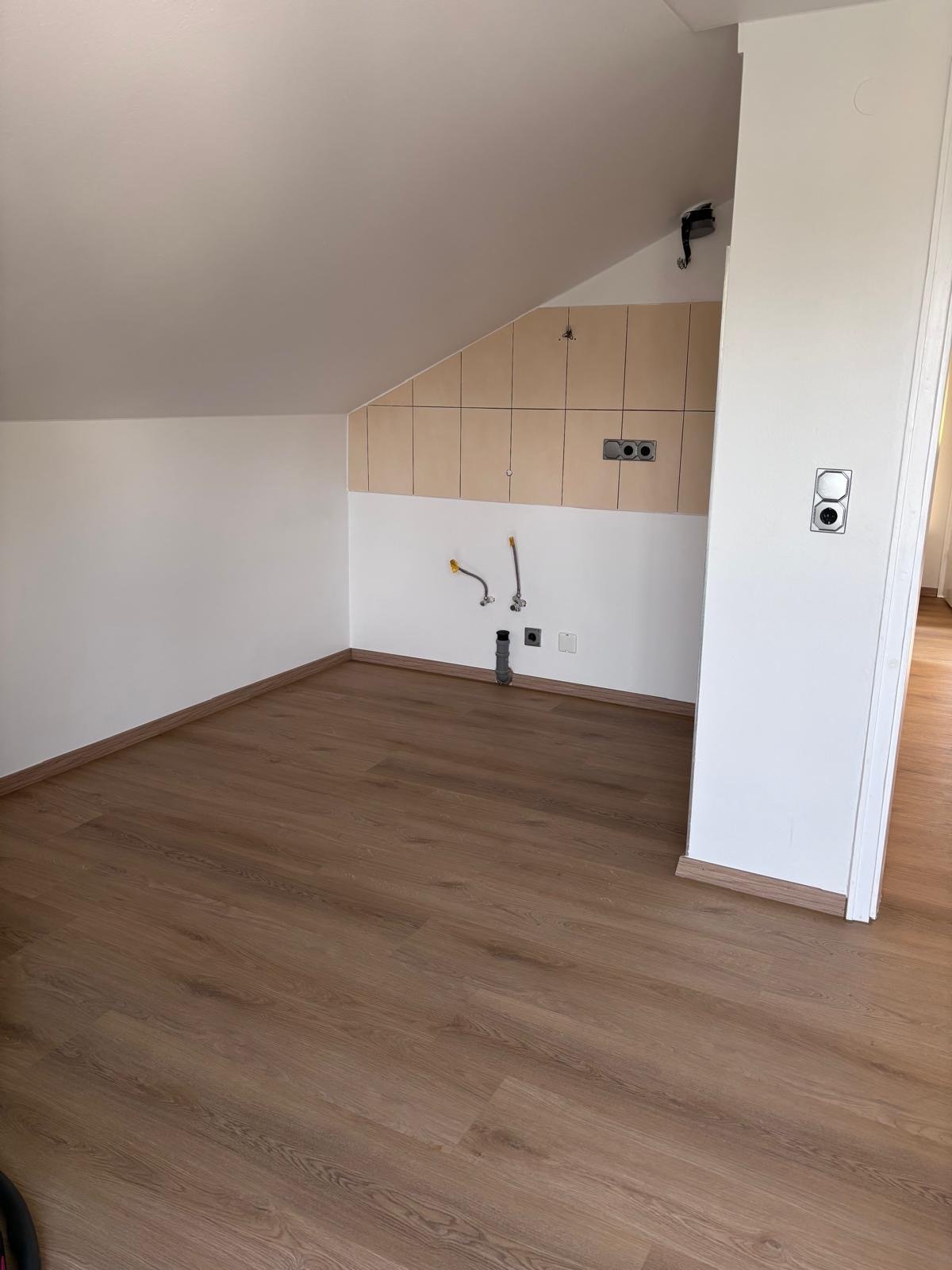 Kompl. renoviertes Wohnhaus mit Einliegerwohnung in ruhiger Wohnsiedlungslage