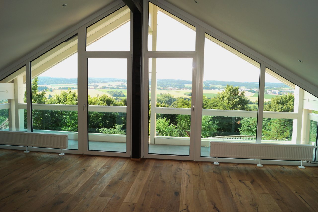 Luxus Panorama Wohnung mit Balkon / Zweitbezug