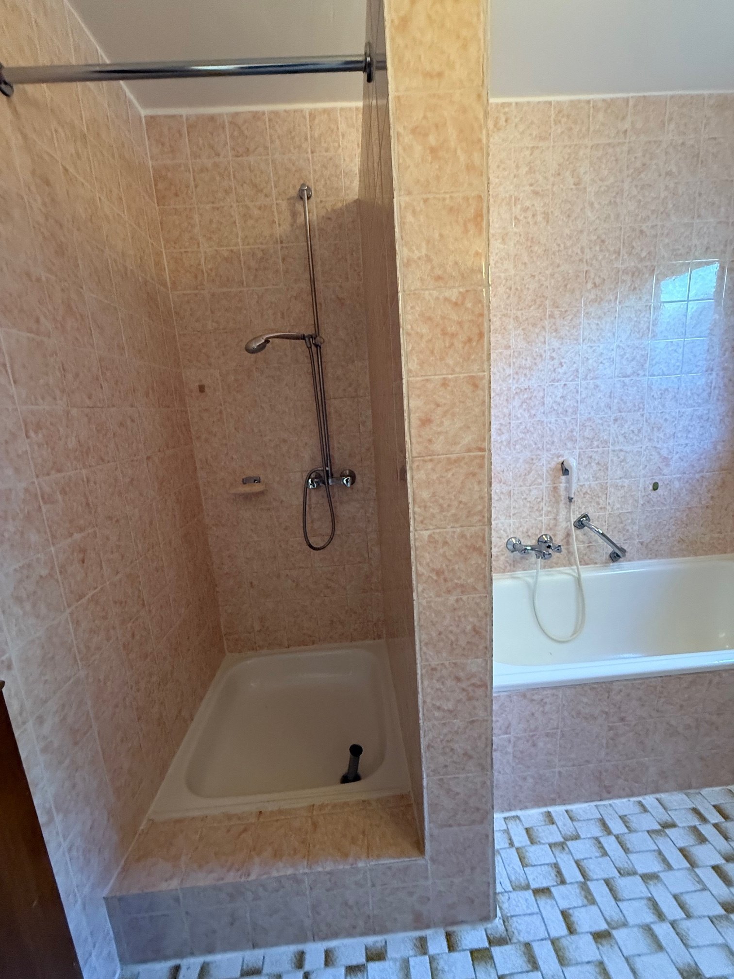 Großzügige 4 Zimmer-Wohnung mit Garten und Garage