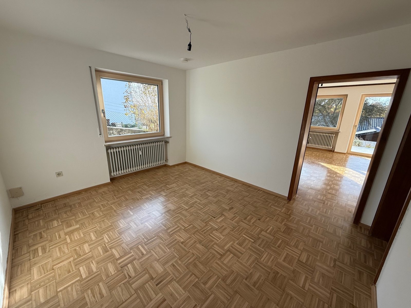 Großzügige 4 Zimmer-Wohnung mit Garten und Garage