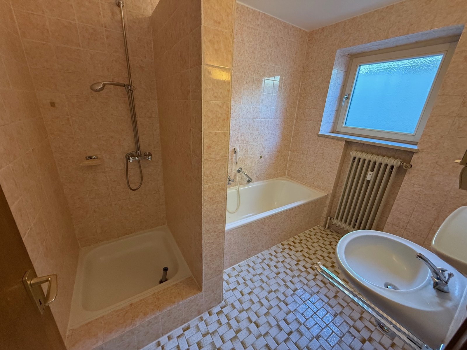 Großzügige 4 Zimmer-Wohnung mit Garten und Garage