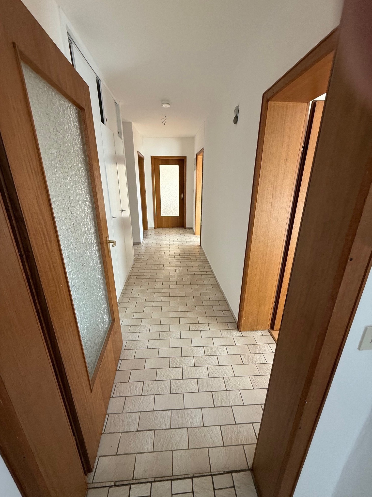 Großzügige 4 Zimmer-Wohnung mit Garten und Garage