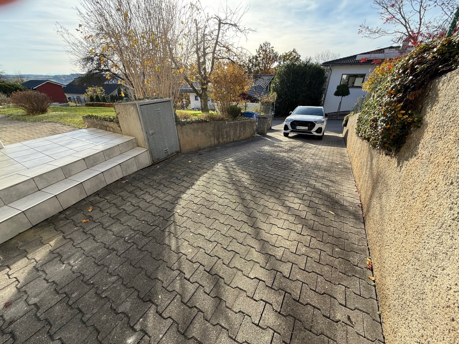 Großzügige 4 Zimmer-Wohnung mit Garten und Garage