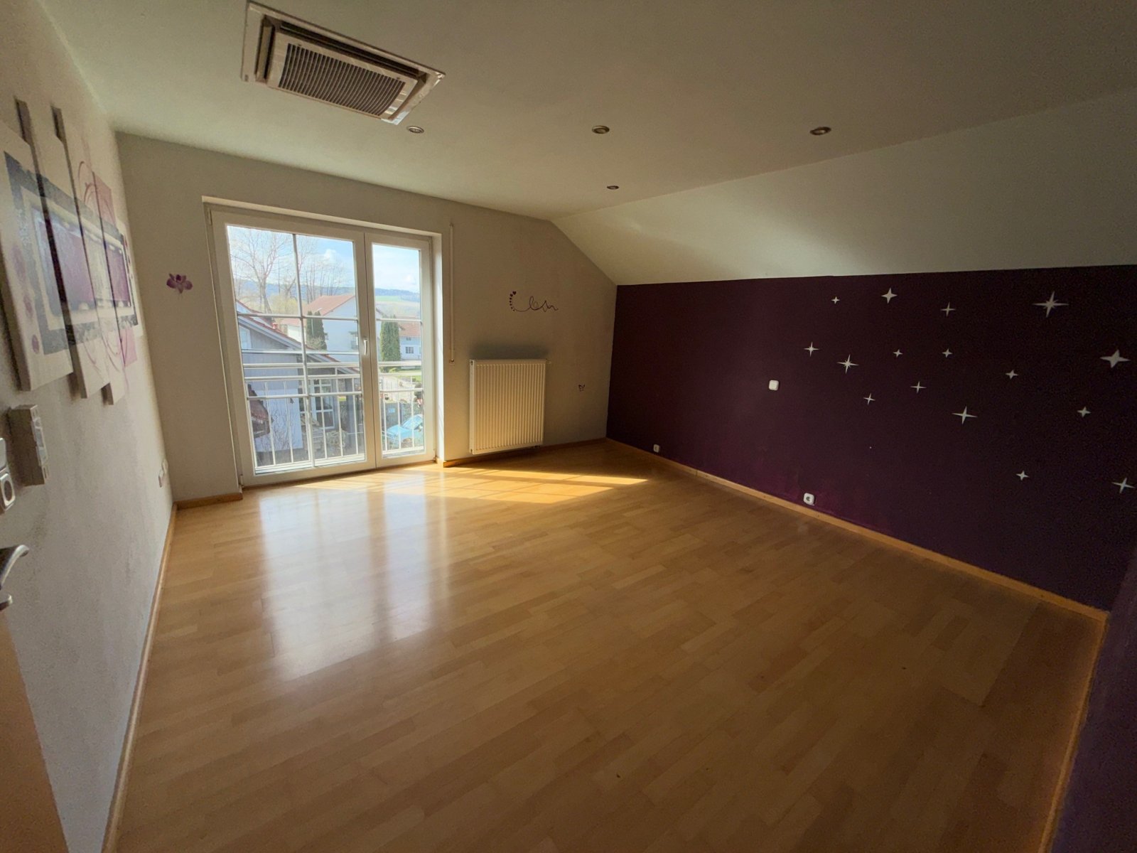 Großzügiges Zweifamilienhaus mit PV-Anlage und 3 Garagen 