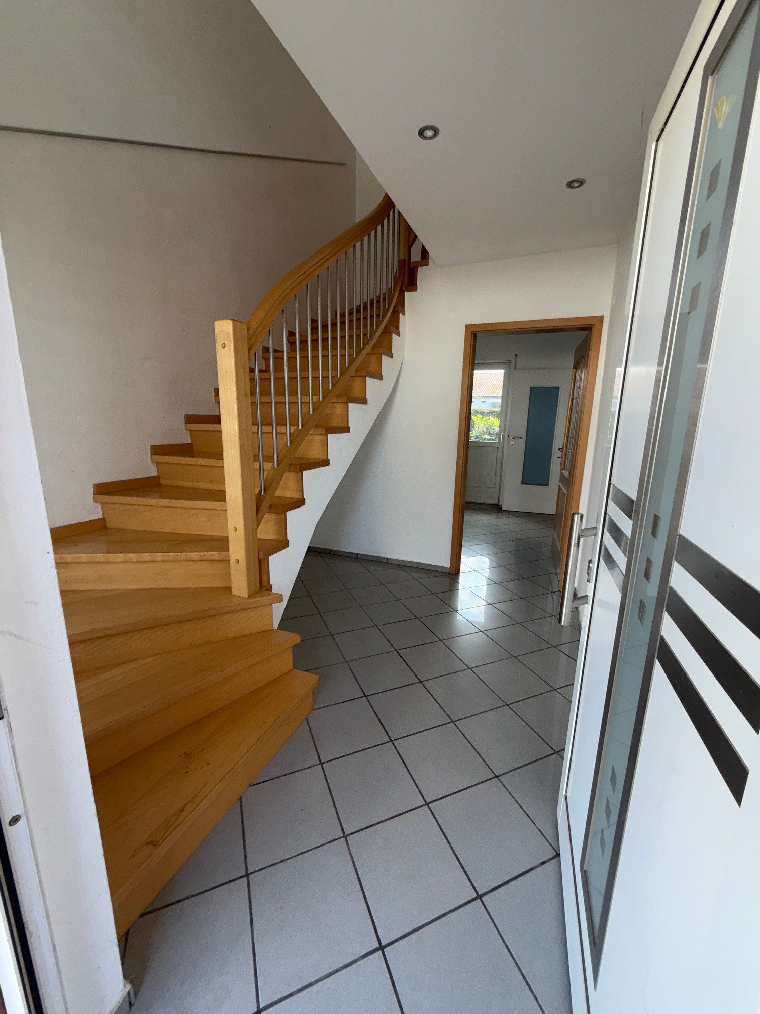 Großzügiges Zweifamilienhaus mit PV-Anlage und 3 Garagen 