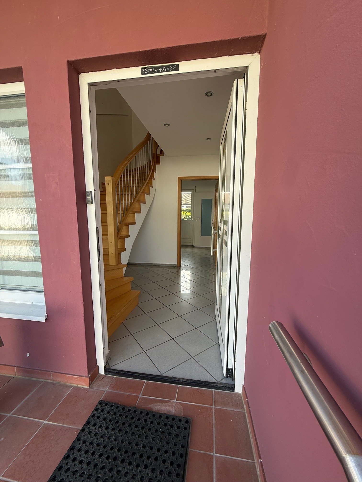 Großzügiges Zweifamilienhaus mit PV-Anlage und 3 Garagen 