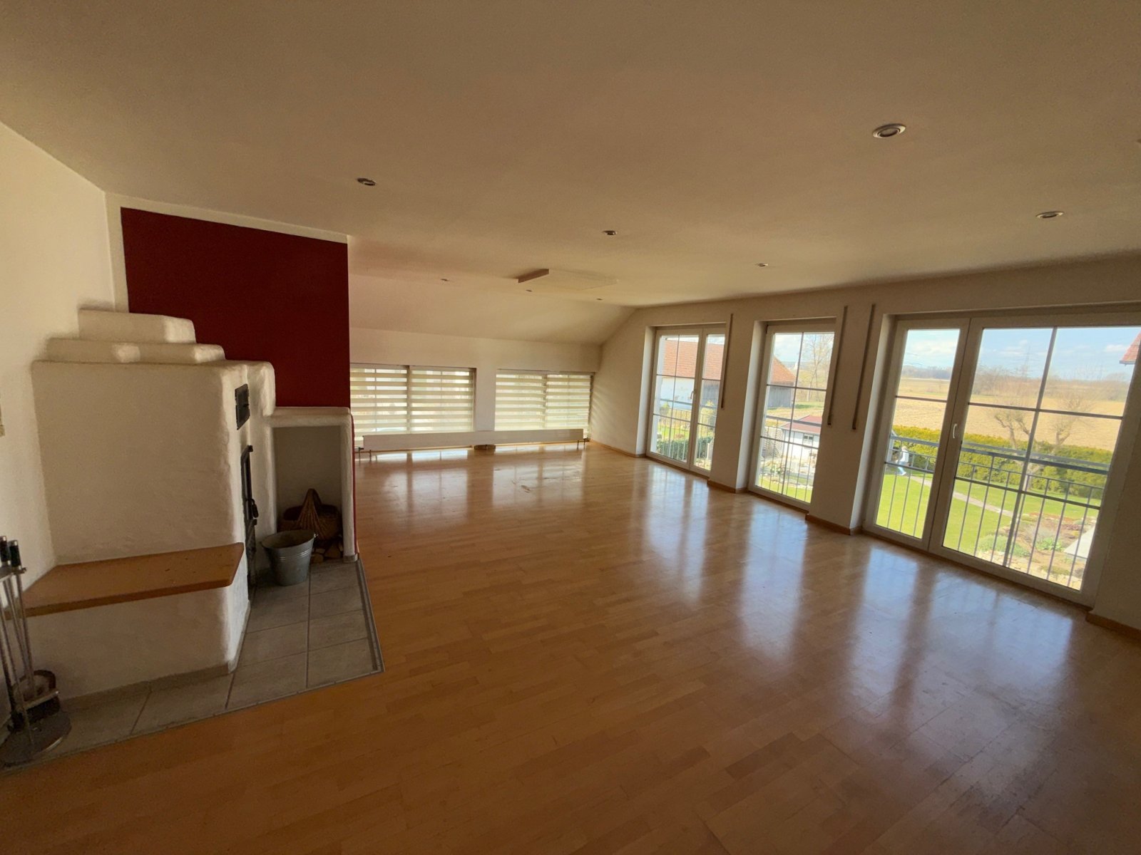 Großzügiges Zweifamilienhaus mit PV-Anlage und 3 Garagen 