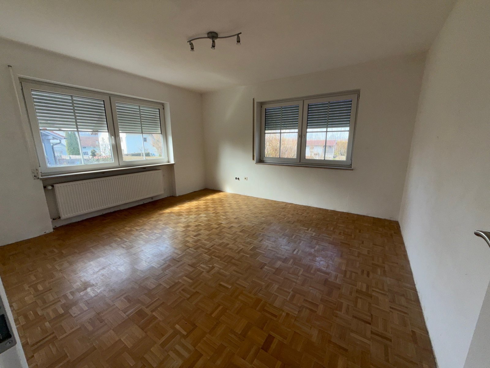 Großzügiges Zweifamilienhaus mit PV-Anlage und 3 Garagen 