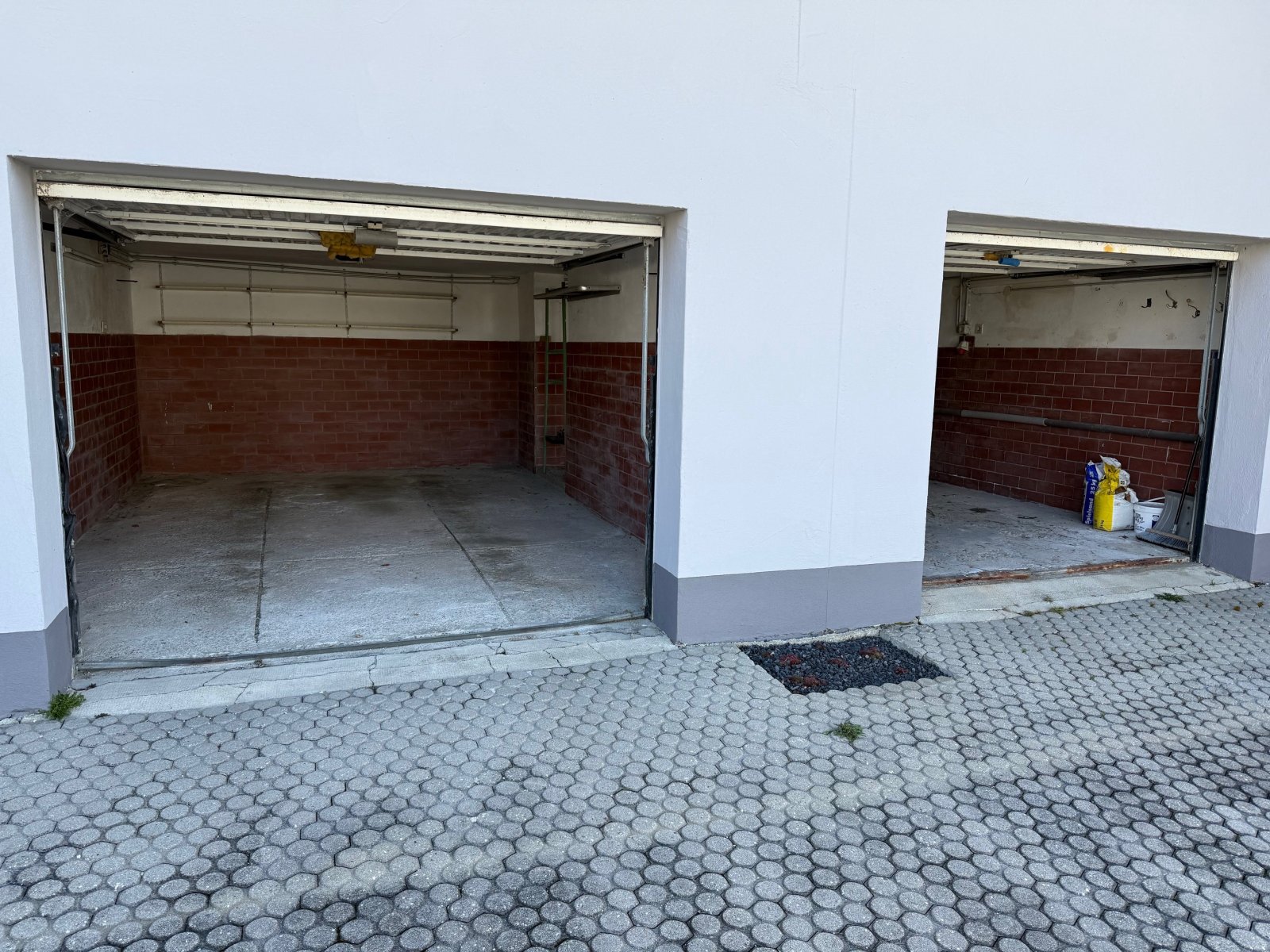 Großzügiges Zweifamilienhaus mit PV-Anlage und 3 Garagen 