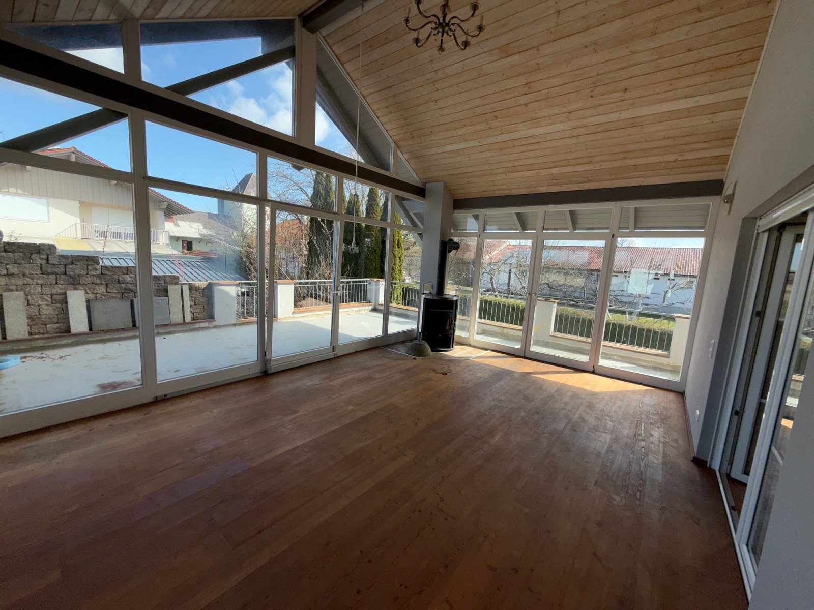 Großzügiges Zweifamilienhaus mit PV-Anlage und 3 Garagen 