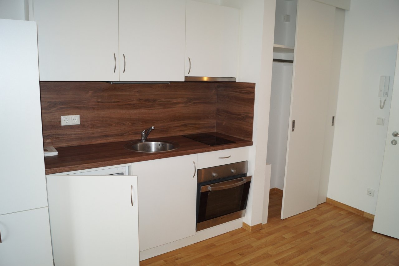 Voll möbliertes & neuwertiges 1-Zimmer Apartment mit Balkon & Stellplatz