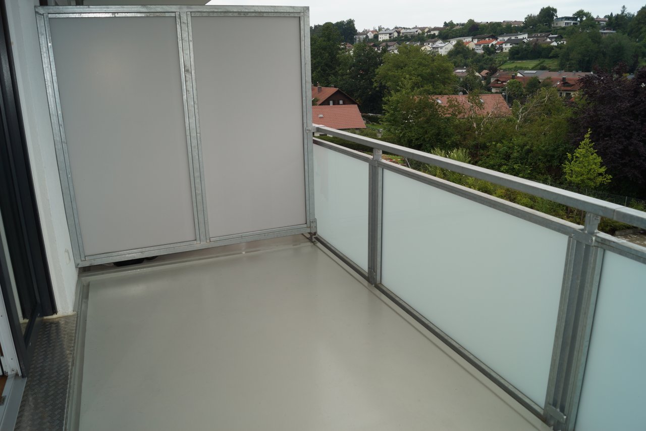Voll möbliertes & neuwertiges 1-Zimmer Apartment mit Balkon & Stellplatz