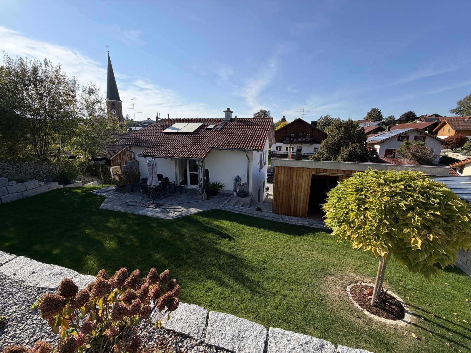 Schickes Wohnhaus in toller Seitenrandlage / Hirschbach