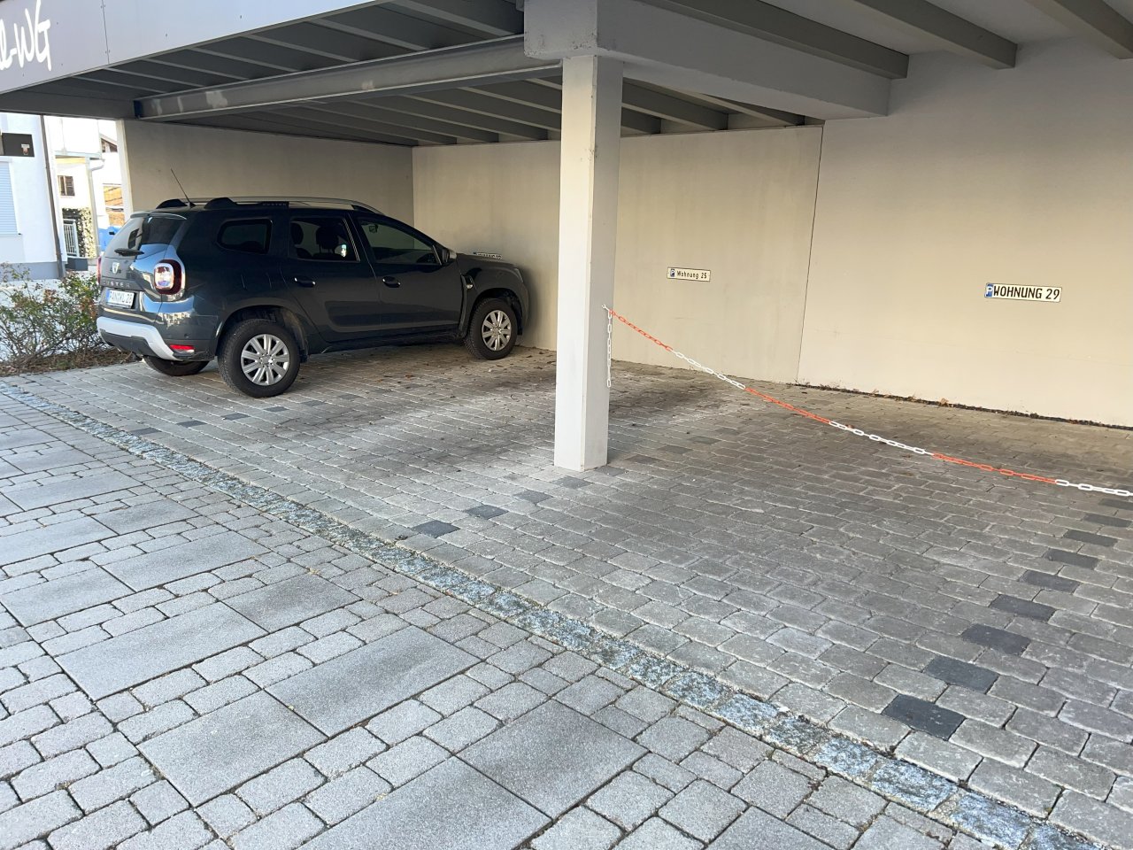 Überdachter Stellplatz vor dem Hauseingang