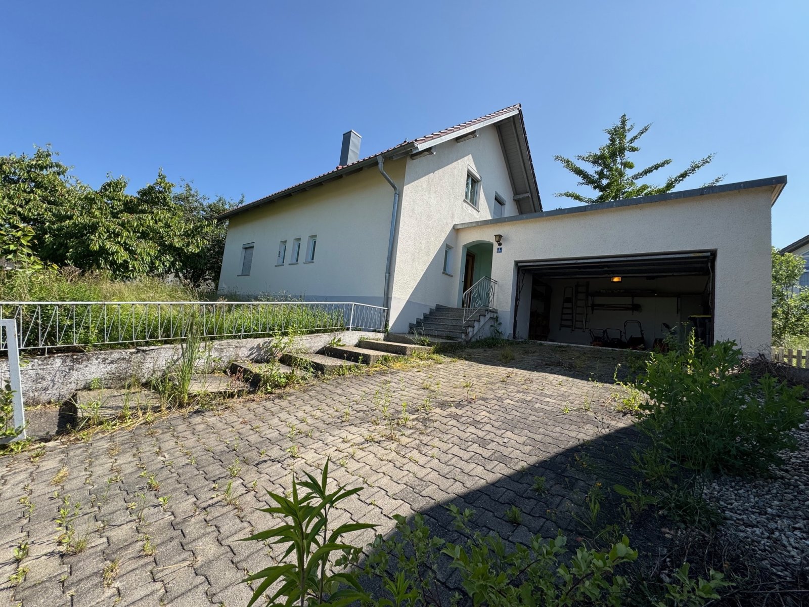 Hauszufahrt mit Garage Hauszufahrt mit Garage
