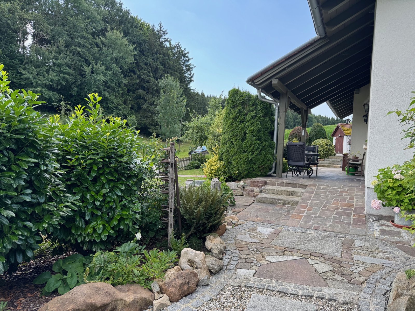 Kleine Ostterrasse im EG. Kleine Ostterrasse im EG.