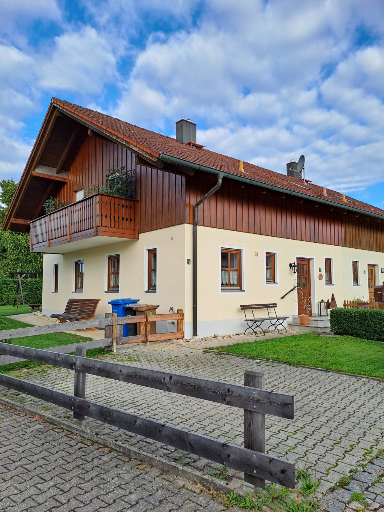 Haus - Seitenansicht mit Stellplatz
