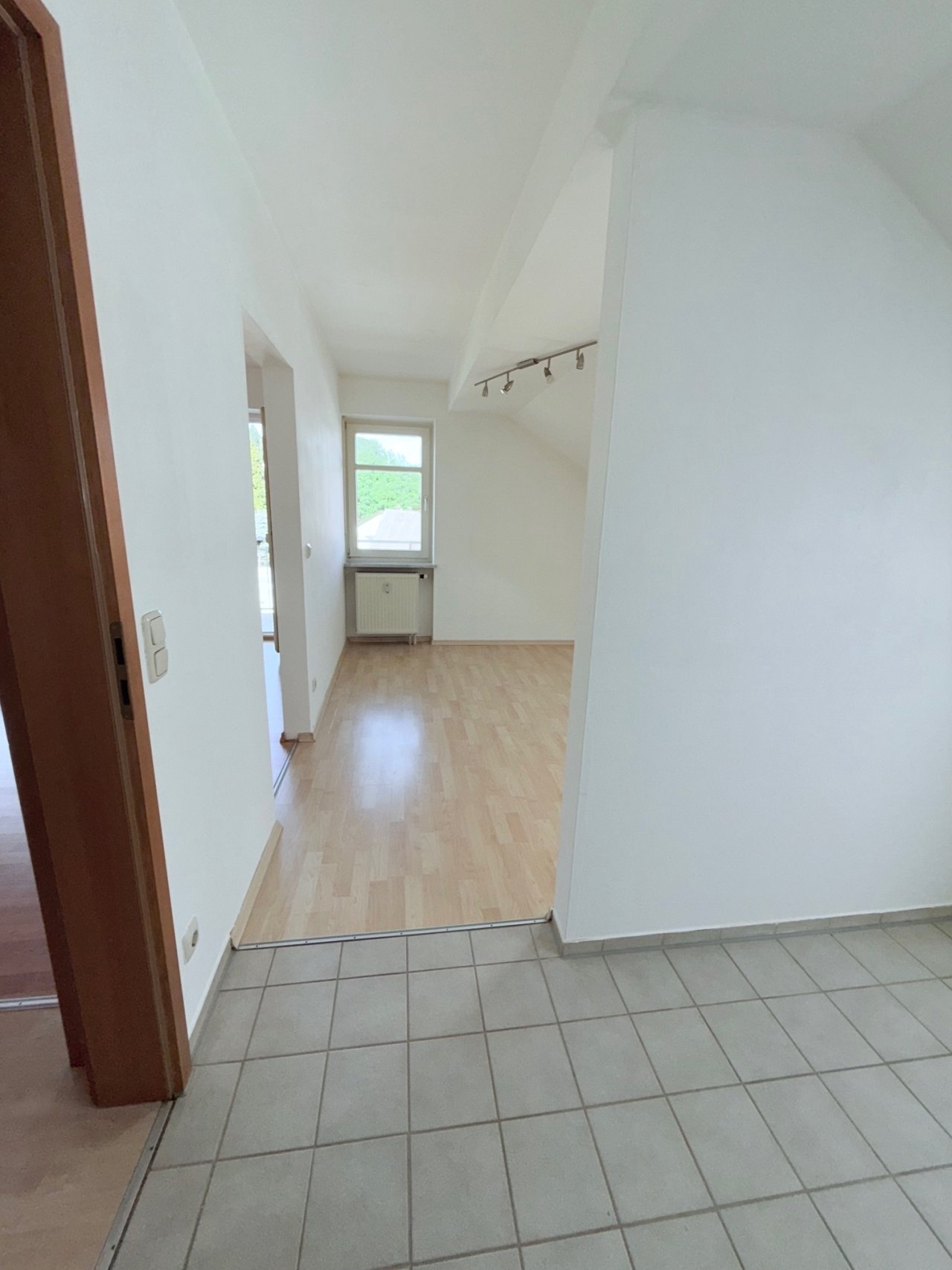 Offener Übergang von der Küche zum Esszimmer