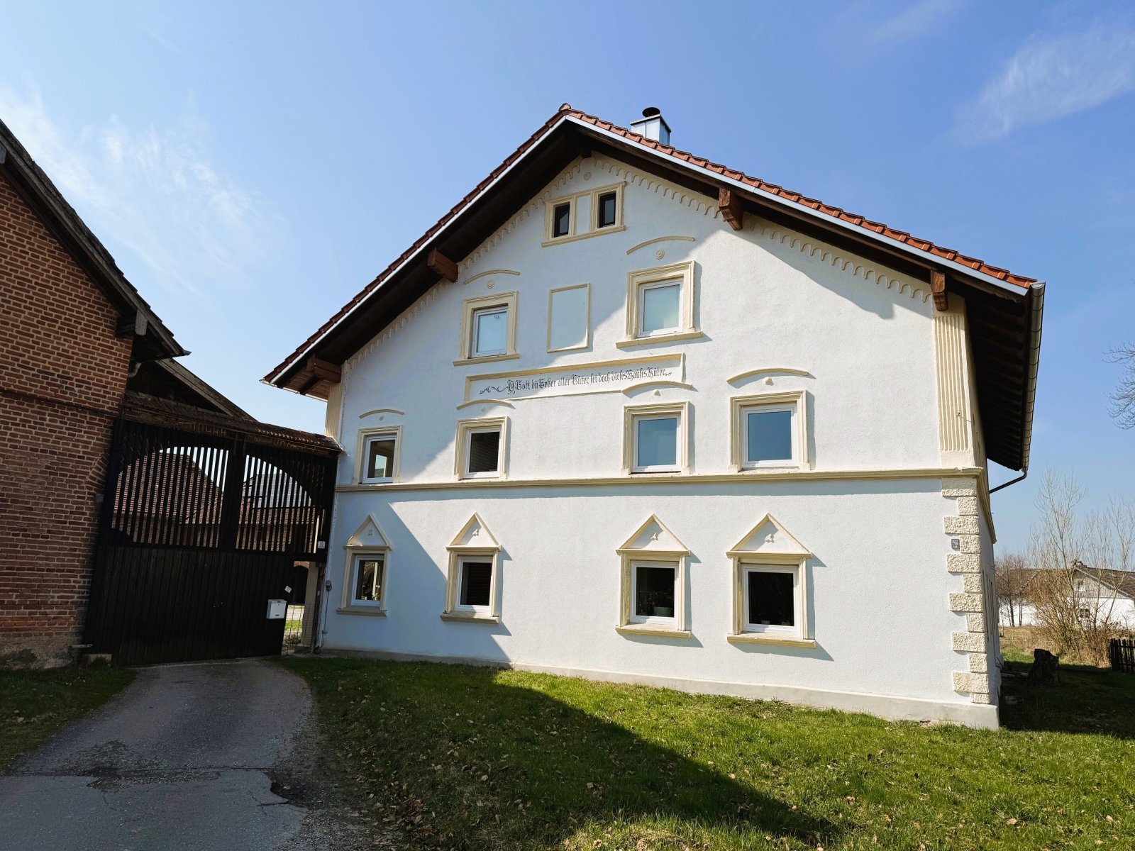 Wohnhaus mit Zufahrt zum Innenhof