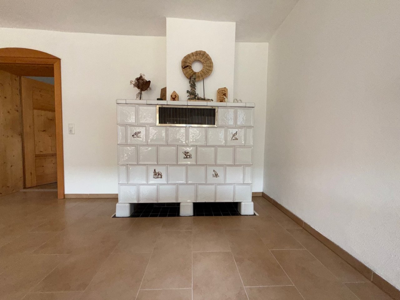 Rückseite Grundofen im Wohnzimmer