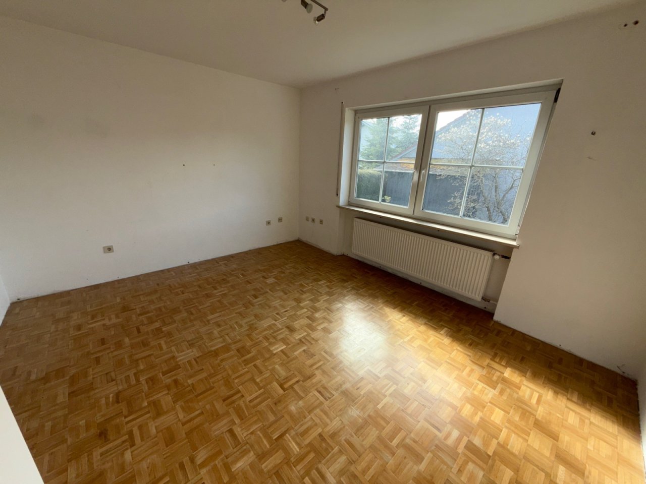 Schlafzimmerbeispiel im EG.