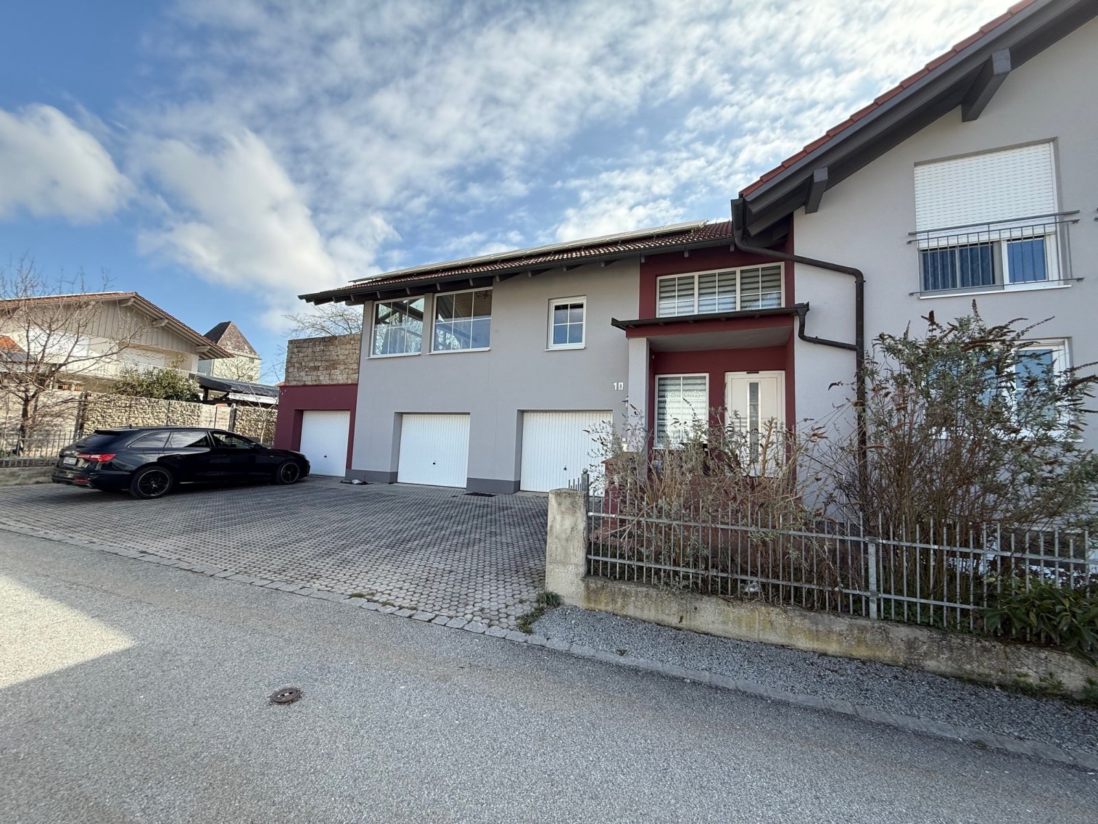 Haus Ostseite mit Garagen und EIngangsbereich