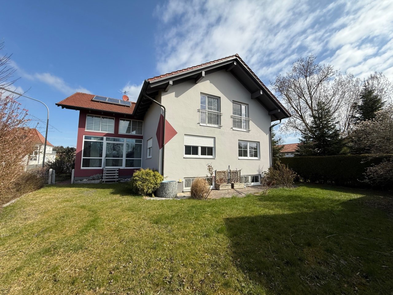 Haus Südseite mit Gartenansicht