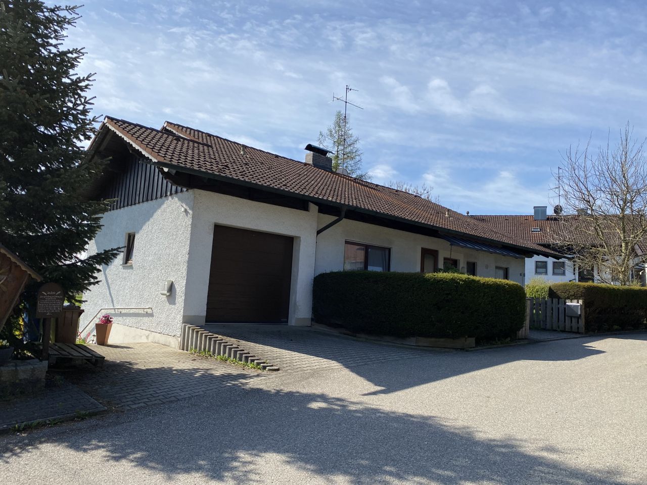 Hauszufahrt mit Garage