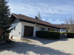 Hauszufahrt mit Garage