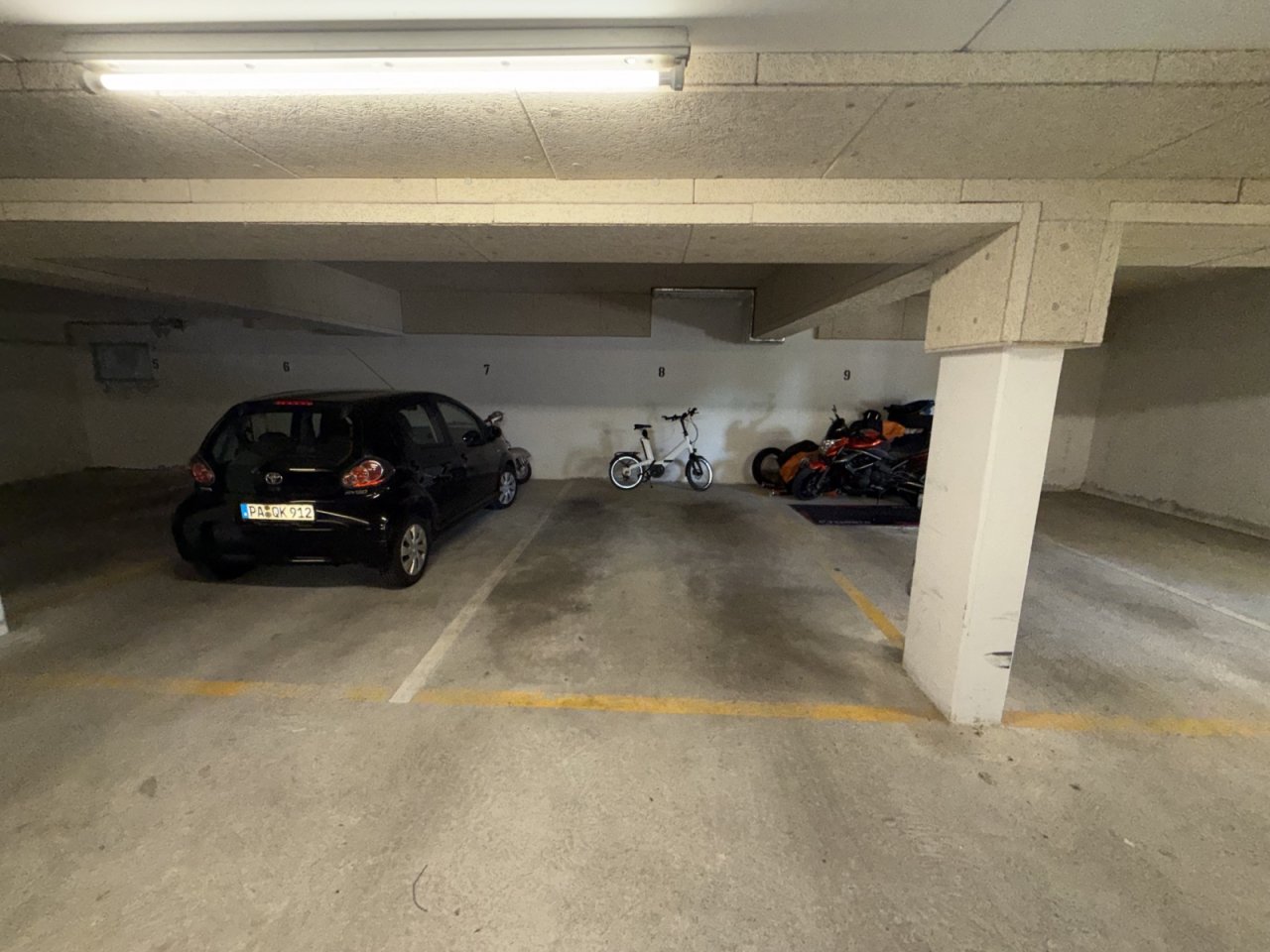Tiefgaragenstellplatz (in der Mitte)