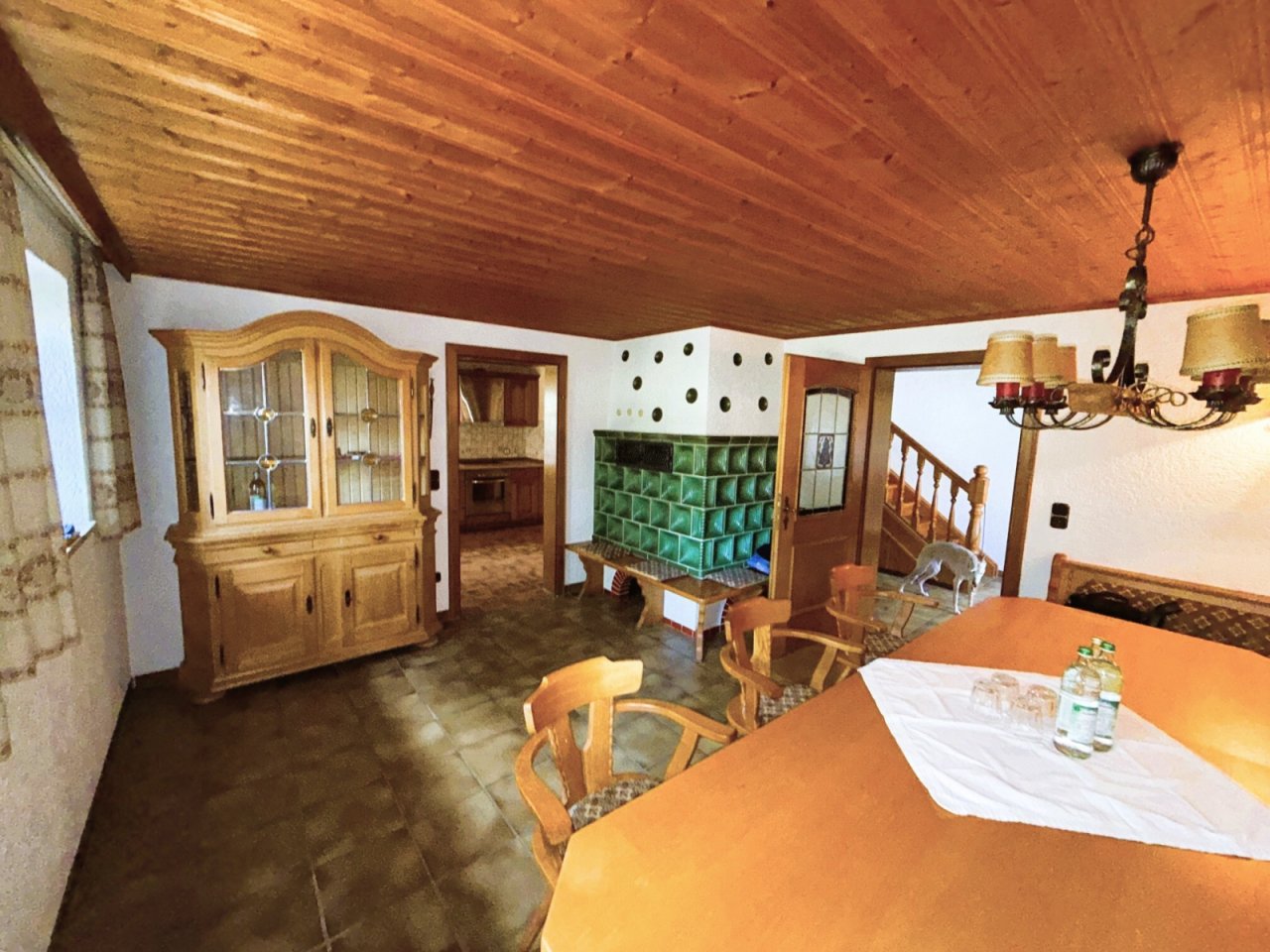 Esszimmer mit Kachelofen