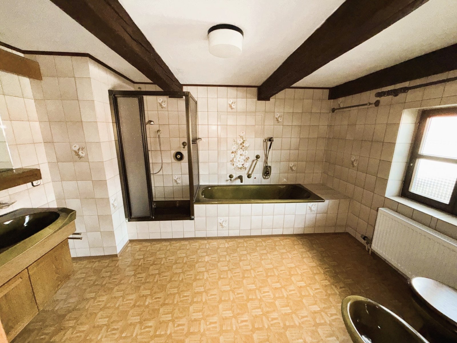 Bad mit Wanne und Dusche